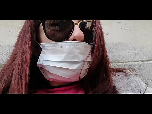 ❤️ Faigheann Nicoletta díoltas ar a comharsa agus pees ina gharáiste (Coraintín Iodálach Speisialta Covid19) ❤️ Físeán gnéis linn ❤