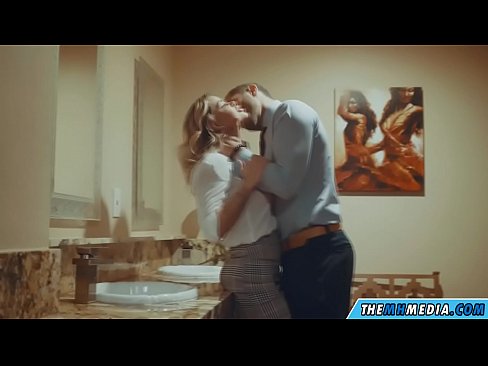 ❤️ Nuair a mheallann blonde busty tú i seomra scíthe poiblí ❤️ Físeán gnéis linn ❤